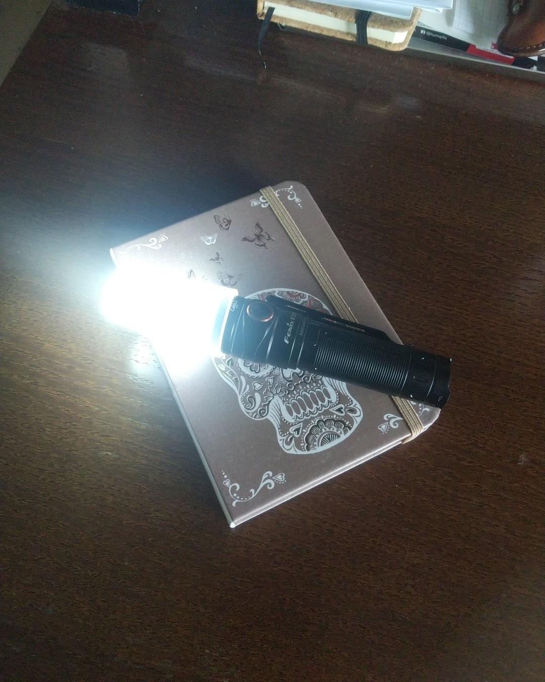 La lampe Fenix E30R - rechargeable avec batterie - Revendeur Officiel Lampes FENIX depuis 2008 | Votre Boutique en ligne FENIX®