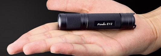 FENIX E12 UNE PETITE LAMPE TRÈS PUISSANTE À PILE AA