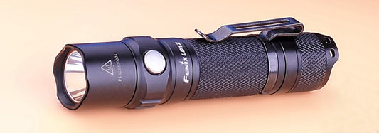 FENIX LD12 UNE PETITE LAMPE FIABLE ET PRATIQUE AU QUOTIDIEN